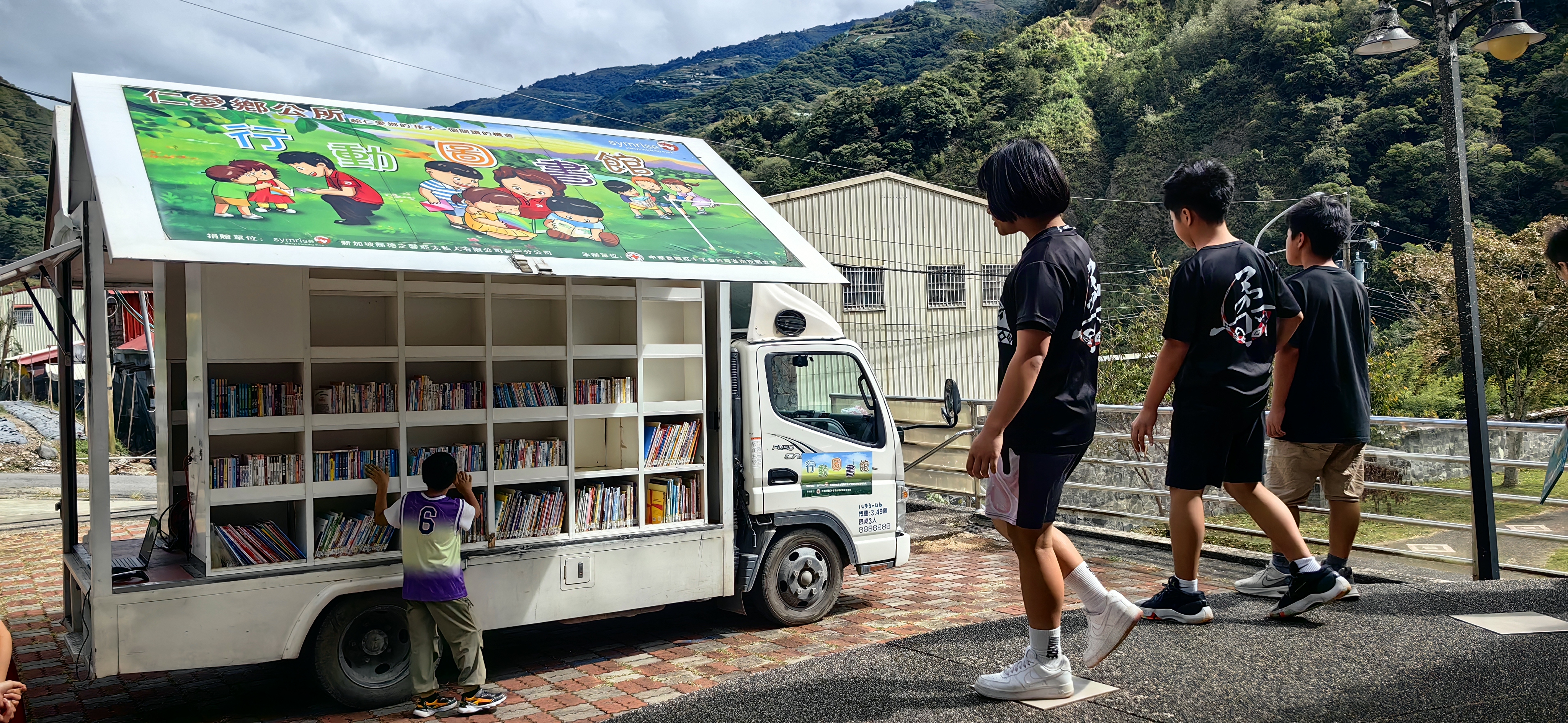 1141023仁愛鄉公所行動圖書館-書車到校服務(另開新視窗)